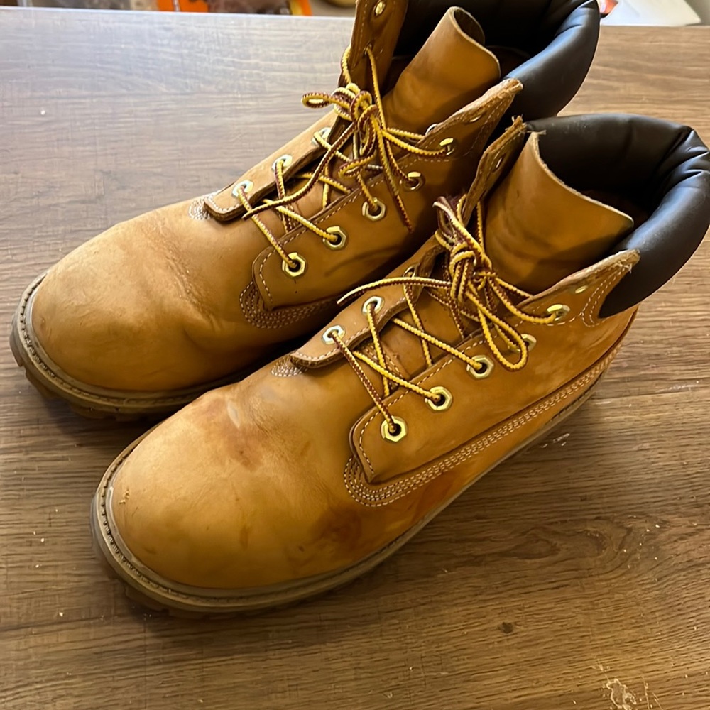 TIMBERLAND® PREMIUM 6-INCH WATERPROOF BOOTS SIZE 7M - equivalent to 8 1/2 in W